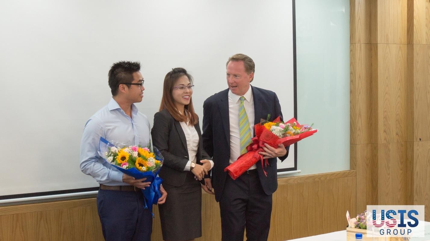 Bà Trần Đình Thiên Nga (Tổng Giám đốc USIS Group) trao tặng những bó hoa tươi thắm thay cho lời cám ơn đến đối tác NYCRC và David Hirson